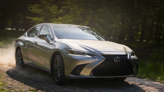 Sedans Lexus ES 250 tagad ir aprīkots ar pilnpiedziņu
